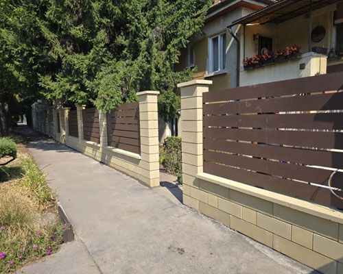 WPC kerítés beton lábazattal